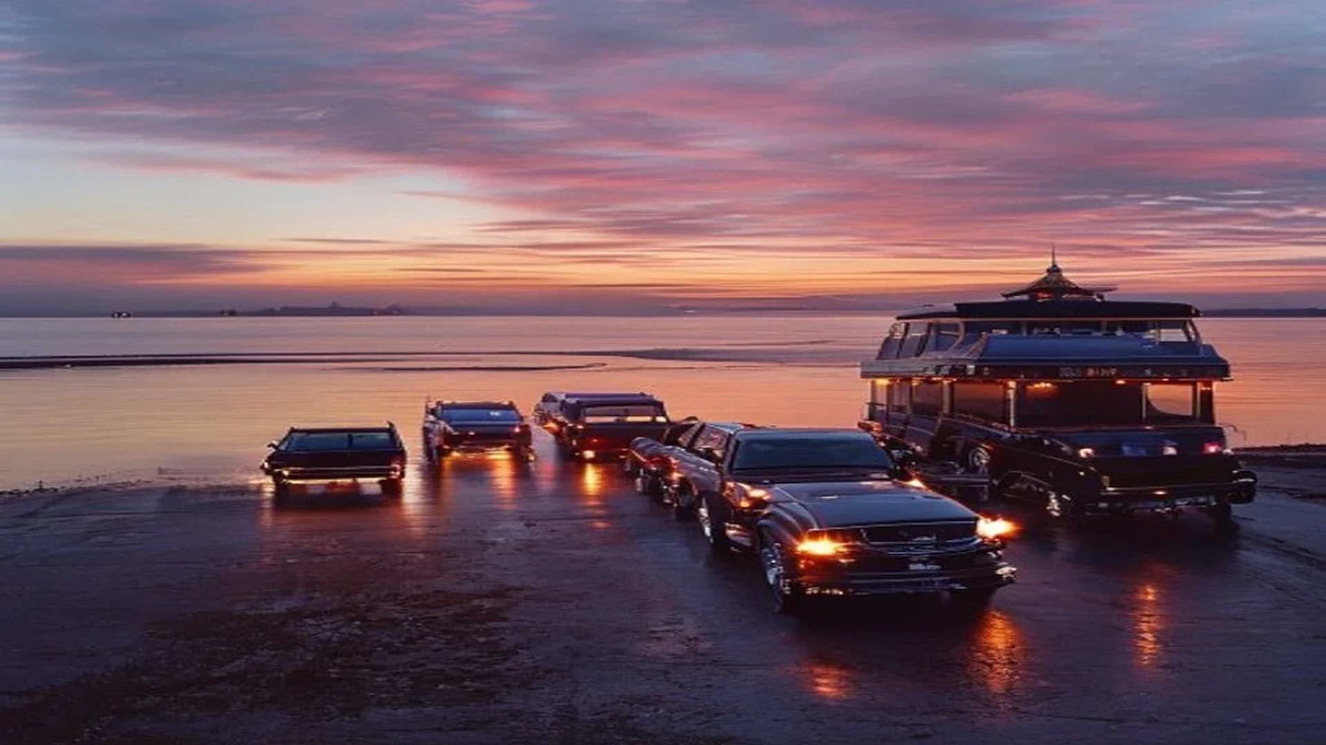 Royal Carriage wedding fleet — limos, Sprinters, party buses